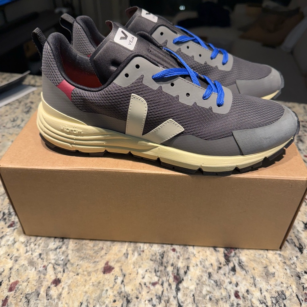 Veja Men's Gray Sneakers Size 9 Brand New